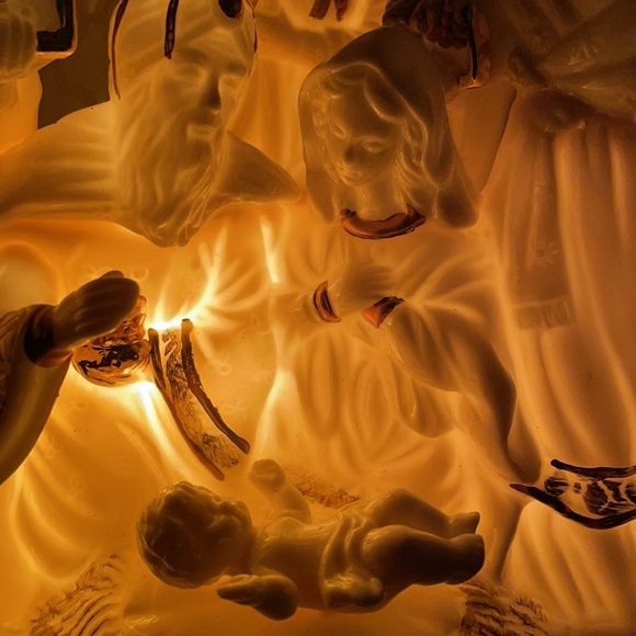 Christmas Nativity Scene Lamp - Picture 2 of 16